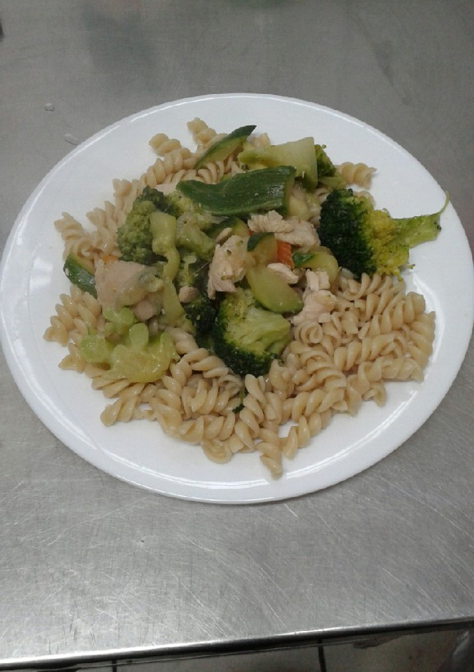 Una foto de Espirales con verduras salteadas