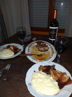 Una foto de Lomo de cerdo a la pimienta y salsa agridulce con vino tinto