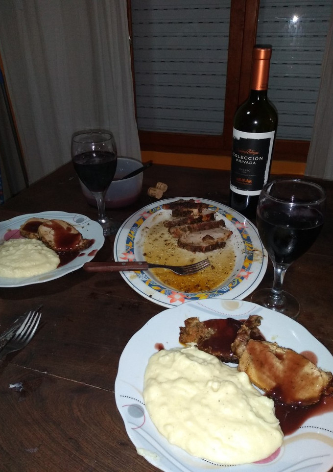 Una foto de Lomo de cerdo a la pimienta y salsa agridulce con vino tinto