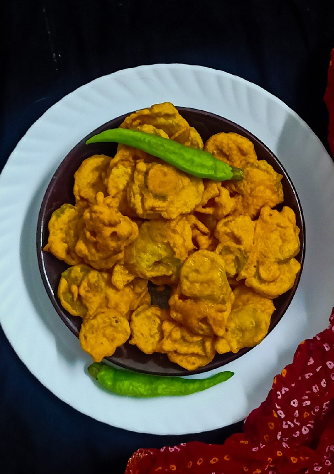 ગલકા ના ભજીયા(Galka na bhajiya Recipe In Gujarati) રેસીપી મુખ્ય ફોટો