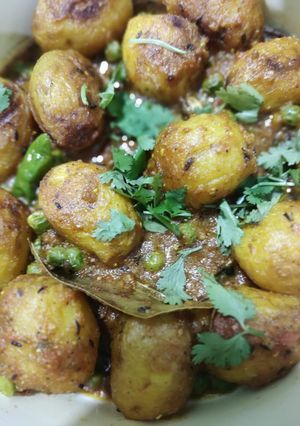 নতুন আলু দিয়ে নিরামিষ দম(niramish aloor dum recipe in Bengali) রেসিপির প্রধান ছবি