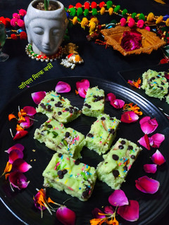 नारियल मिल्क बर्फी (nariyal milk barfi recipe in Hindi) रेसिपी मुख्य फोटो