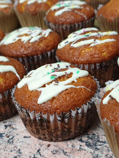Foto principal de Magdalenas de mango y naranja con chocolate blanco