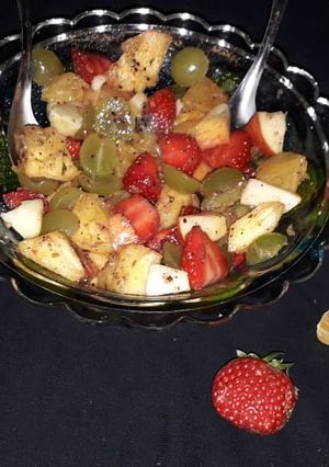 હેલ્ધી એન્ડ ફ્રેશ ફ્રૂટ ચાટ(Fruit chat Recipe in Gujarati) રેસીપી મુખ્ય ફોટો