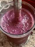 Batido de té matcha, frutos rojos y plátano