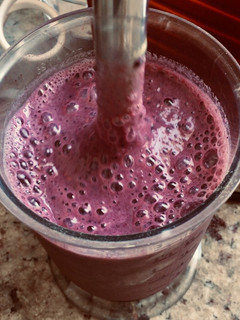 Una foto de Batido de té matcha, frutos rojos y plátano