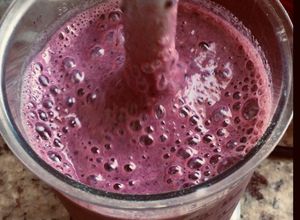 Una foto de Batido de té matcha, frutos rojos y plátano