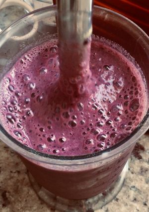Una foto de Batido de té matcha, frutos rojos y plátano