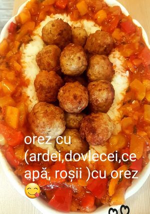 O poză a rețetei OREZ CU CHIFTELE, DOVLECEI, OREZ ȘI LEGUME ÎN SOS DE ROȘII.