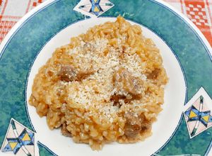 Una foto de Guiso de arroz y carne al pimentón