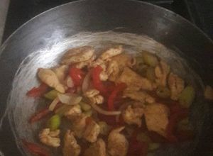 Una foto de Salteado de pollo con pimiento, cebolla y apio