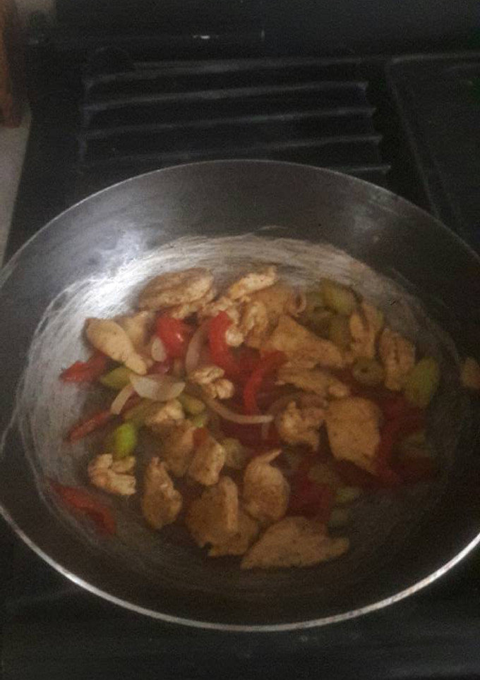 Una foto de Salteado de pollo con pimiento, cebolla y apio