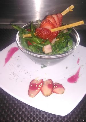Una foto de Ensalada de acelga y fresa con crocante de maní y vinagreta de manzana jamaica balsámica