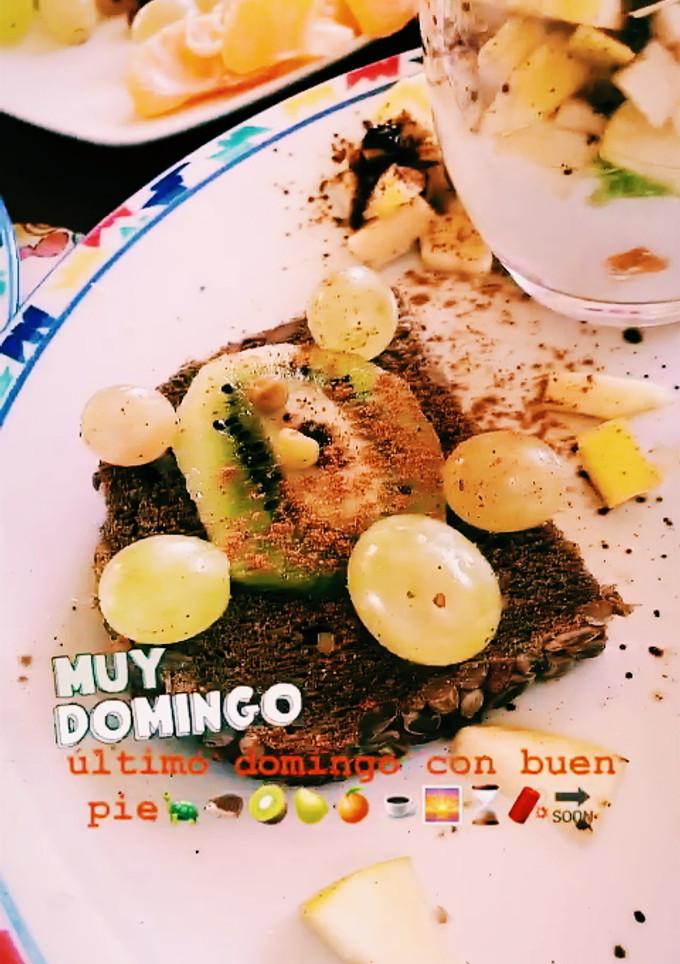 Una foto de Desayuno light y divertido🍐😍