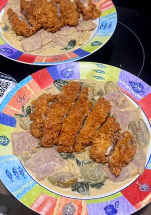 A picture of Green Curry Spaghetti with Fish Balls.