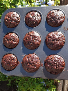 Una foto de MUFFINS DE BANANA Y CACAO AMARGO SIN TACC 🍌🍫