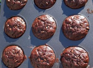 Una foto de MUFFINS DE BANANA Y CACAO AMARGO SIN TACC 🍌🍫