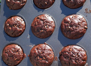 Una foto de MUFFINS DE BANANA Y CACAO AMARGO SIN TACC 🍌🍫