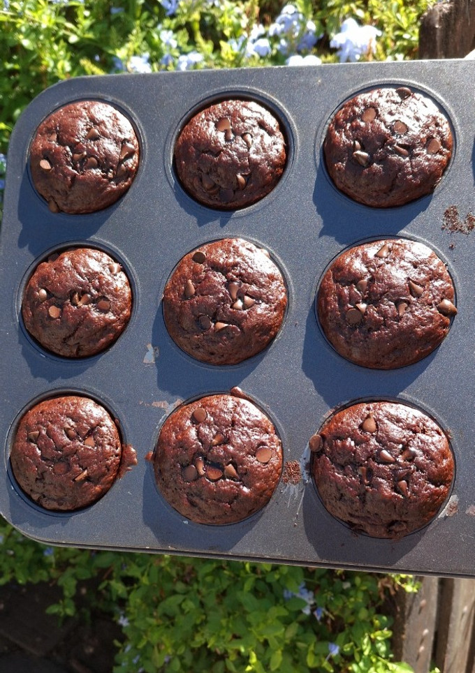 Una foto de MUFFINS DE BANANA Y CACAO AMARGO SIN TACC 🍌🍫