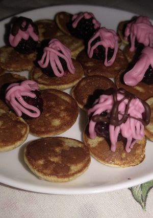 Una foto de Mini panqueques y frutos rojos bañados en chocolate