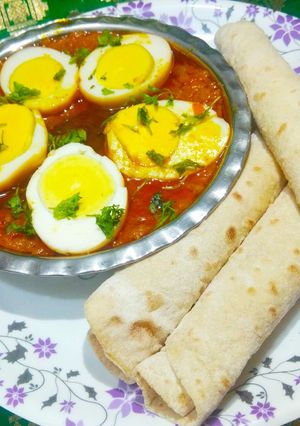 चमचमीत अंडा मसाला (anda masala recipe in marathi) रेसिपी चे मुख्य फोटो 