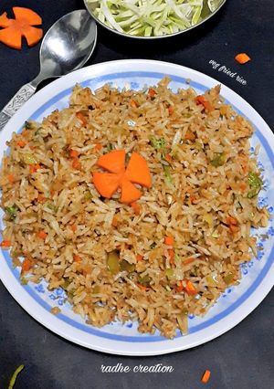 વેજ ફ્રાઈડ રાઈસ (Veg Fried rice recipe in Gujarati) રેસીપી મુખ્ય ફોટો