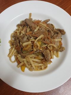 Una foto de Tallarines salteados con ternera y salsa de ostras