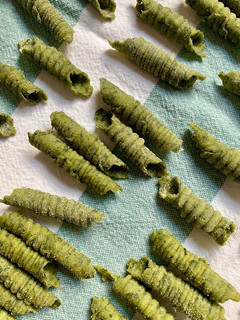 Foto di Garganelli alle barbe di carota, con funghi e pomodorini secchi