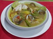 Una foto de caldo de pescado de cubo