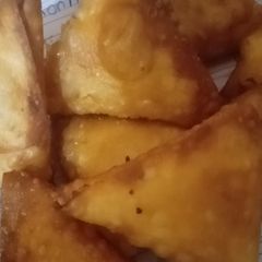 A picture of Alu ke samosay.