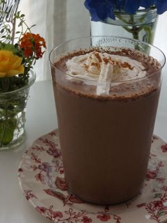 Una foto de Chocolate frío a las especias y crema chantilly