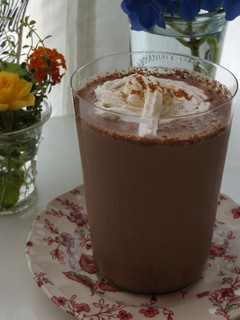 Una foto de Chocolate frío a las especias y crema chantilly