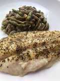 Panga al horno, con habitas muy tiernas y espárragos