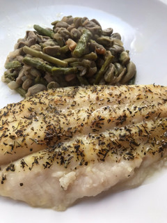 Una foto de Panga al horno, con habitas muy tiernas y espárragos