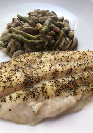 Una foto de Panga al horno, con habitas muy tiernas y espárragos