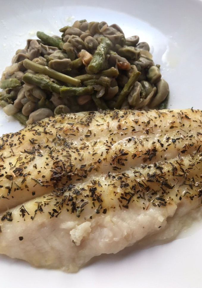 Una foto de Panga al horno, con habitas muy tiernas y espárragos