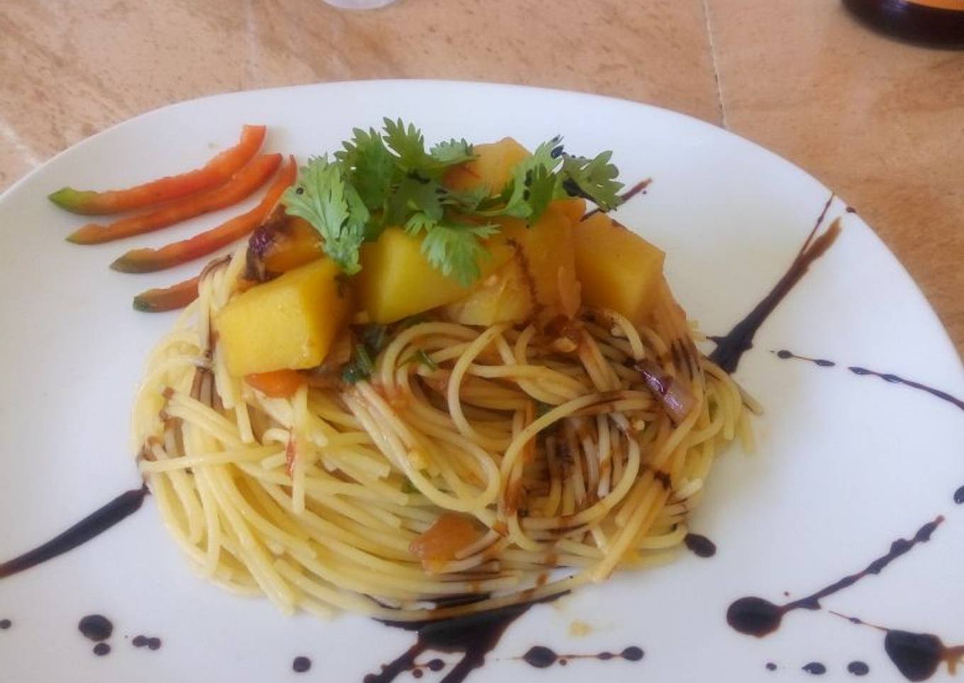 Garlic oil spaghetti with stewed potatoes