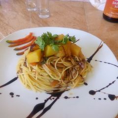 A picture of Garlic oil spaghetti with stewed potatoes.