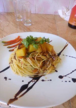 A picture of Garlic oil spaghetti with stewed potatoes.