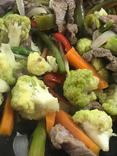 Una foto de Wok de verduras con tiras de ternera