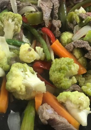 Una foto de Wok de verduras con tiras de ternera