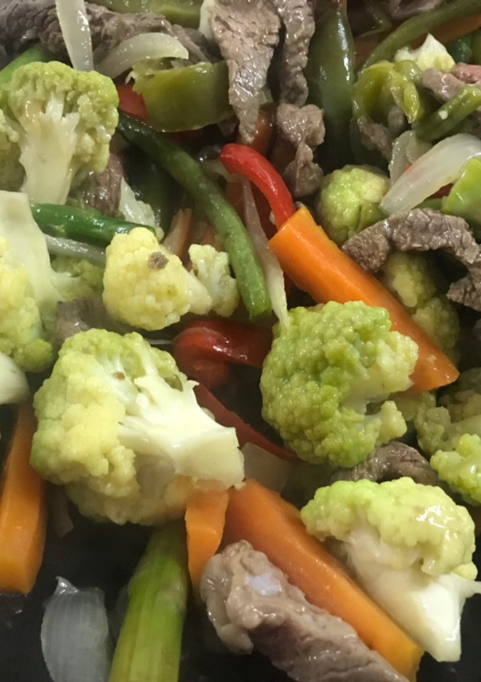 Una foto de Wok de verduras con tiras de ternera