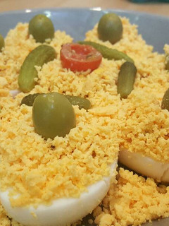 Una foto de Huevos rellenos de atun y tomate