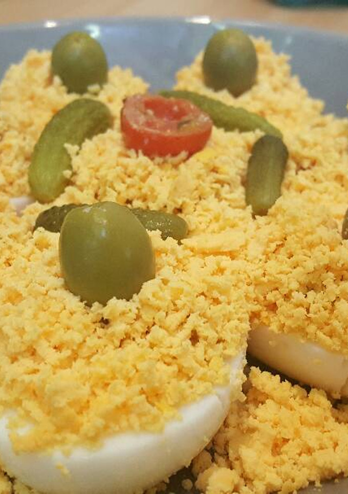 Una foto de Huevos rellenos de atun y tomate