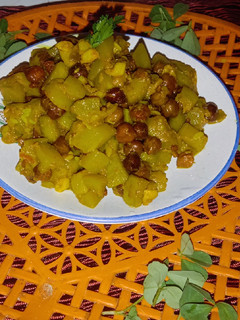 लौकी चना की सब्जी (Lauki chana ki sabzi recipe in Hindi) रेसिपी मुख्य फोटो