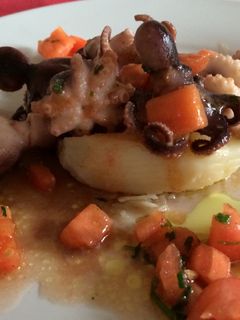 Una foto de Pulpitos salteados con puré de ajos y concasé de tomate