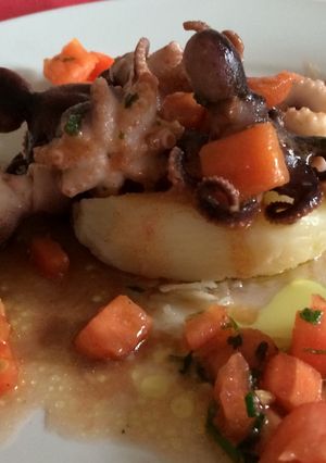 Una foto de Pulpitos salteados con puré de ajos y concasé de tomate