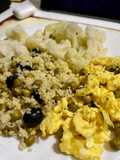 Cous cous, uova strapazzate, piselli, cavolfiore, olive