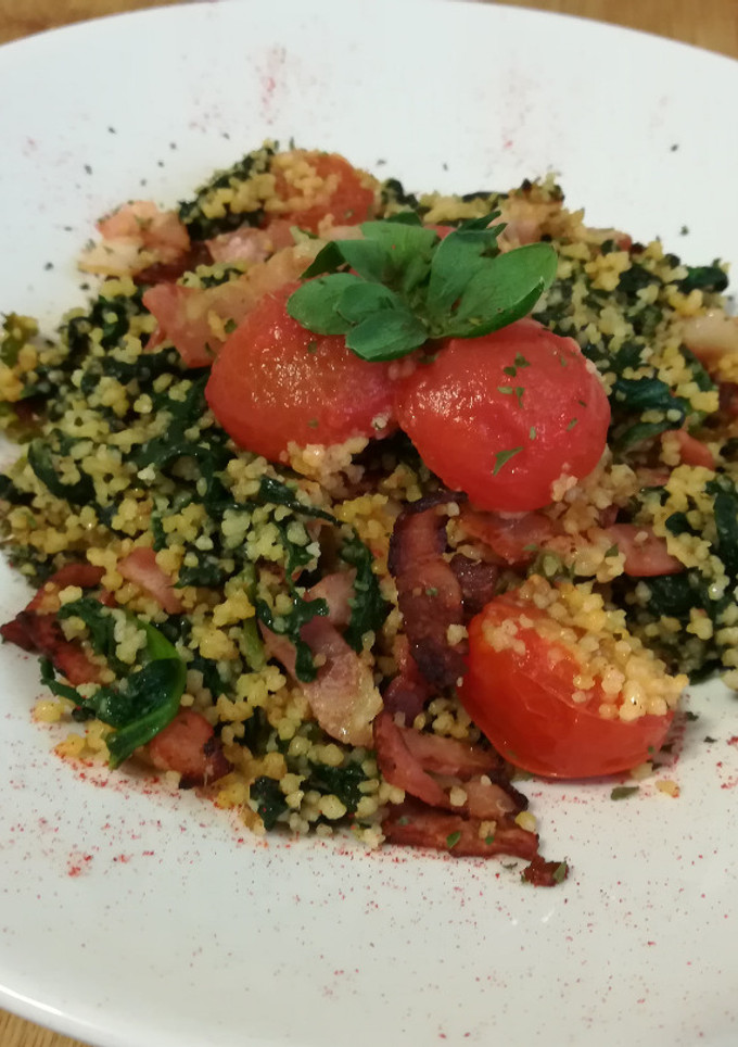 Una foto de Cuscús, espinacas y bacon