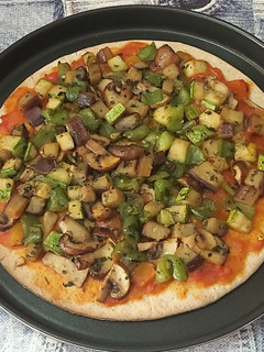 Una foto de Pizza de verduras vegana